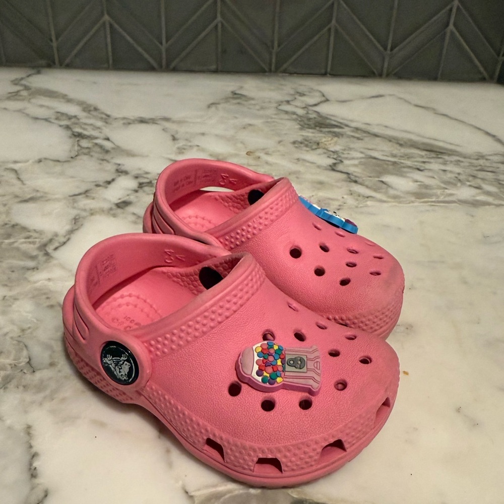 $15 ADD ON Crocs in pink baby girl Sz 4c KIBBITZ